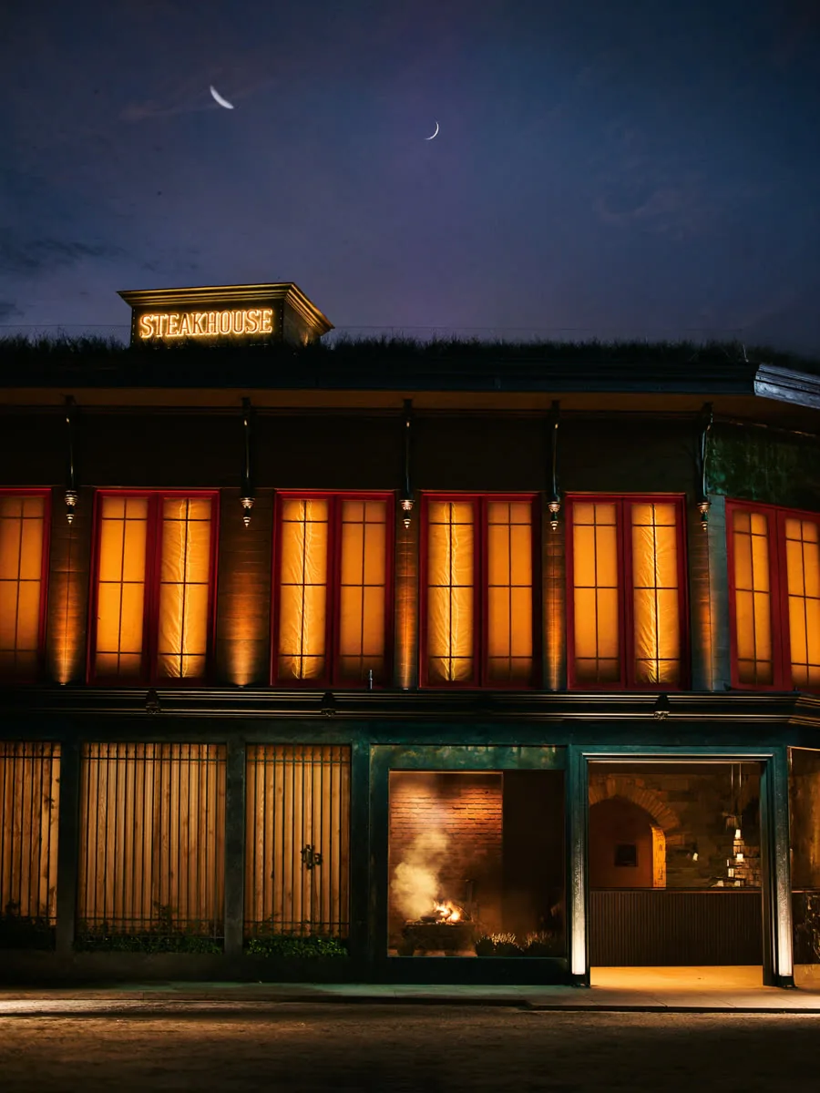 Fachada do Brasa Dourada Steakhouse ao entardecer